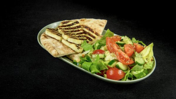 Halloumi cu pită și salată