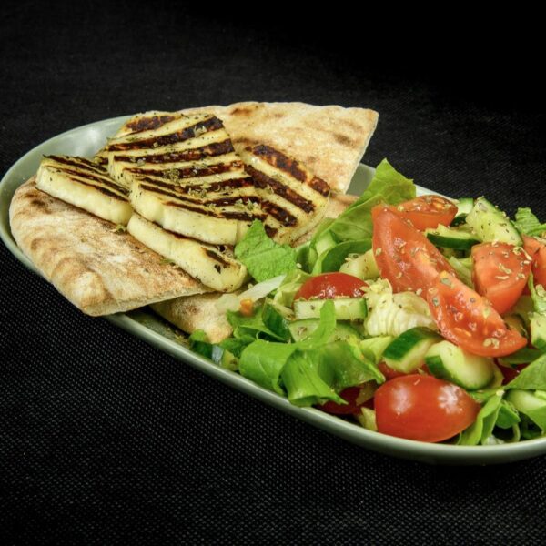 Halloumi cu pită și salată
